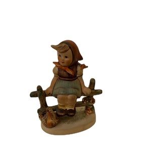 HUMMEL FIGURINE JUST RESTING GIRL ON FENCE 4" TMK 5   39
